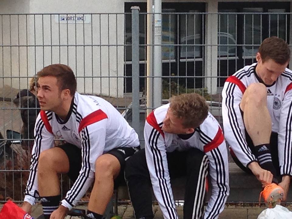 Mario Götze, André Schürrle und Marcell Jansen (v.l.) machen sich bereit fürs Training (Foto: www.facebook.com/DFBTeam)
